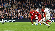 Anglický útočník Harry Kane proměňuje pokutový kop proti Bayernu v Lize mistrů...