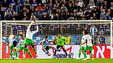 Fotbalisté Slovanu Bratislava se snaí prosadit ped brankáem Itamarem...