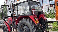 Traktor Zetor 7745 byl v m�stském provozu pou�íván p�i údr�b� tramvajových...