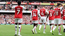 Útoník Arsenalu Bukayo Saka oslavuje gól do sít Nottinghamu.