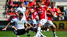 Pardubický kapitán Pavel �erný v akci b�hem utkání s Karvinou.