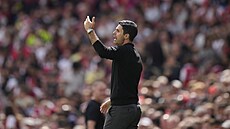 Trenér Arsenalu Mikel Arteta dává pokyny svým svencm v utkání proti...