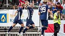 Stanislav Hofmann ze Slovácka (uprost�ed) slaví svou trefu do sít� Bohemians...