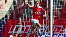 Emil Tischler z Pardubic práv� vst�elil gól do sít� Karviné.