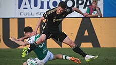 Spar�anský obránce Martin Vitík v souboji o mí� s jabloneckým protihrá�em.