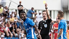 Benson Sakala z Mladé Boleslavi dostává �lutou kartu v zápase proti pra�ské...