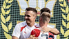 Fotbalisté Slavie oslavují tsnou výhru 1:0 nad Mladou Boleslaví.