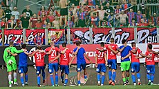 Fotbalisté Plzn oslavují s fanouky vítzství nad eskými Budjovicemi.