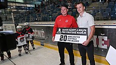 David Kämpf (vpravo) p�edal Pirát�m Chomutov poukaz na 20 hokejových výstrojí...
