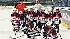 David Kämpf (v bílém) p�edal Pirát�m Chomutov poukaz na 20 hokejových výstrojí...