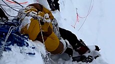 Horolezci na K2 za sebou nechali umírajícího mue. Jen ho pekraovali