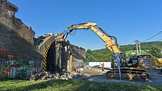 Silniái v Ludkovicích zbourali letité pozstatky z nedokonené stavby Baovy...