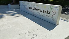 ena pomárala podstavec památníku J. A. Bati v Otrokovicích (srpen 2023)