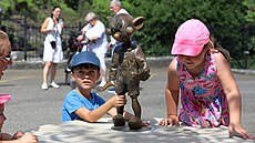 Postavu Hurvínka p�ipomíná v Chebu socha. 