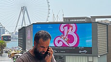 Obí pouta lákající na film Barbie v Dubaji (10. srpna 2023)