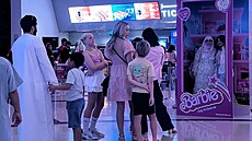 Fronta p�ed fotobudkou k filmu Barbie v nákupním centru v Dubaji (10. srpna...