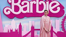 Reisérka filmu Barbie Greta Gerwigová pózuje ped poutaem na premiéru snímku...