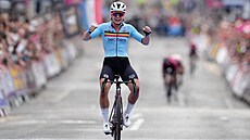 Belgianka Lotte Kopecká projídí vítzn cílem závodu s hromadným startem na...