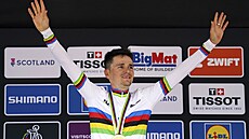 Britský biker Thomas Pidcock slaví titul mistra sv�ta v cross country.