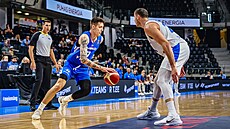 eský basketbalista Vít Krejí (vlevo) se snaí prosadit v zápase s Izraelem.