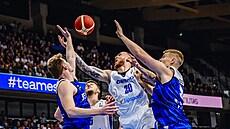 eský basketbalista imon Purl bojuje s estonskou obranou.