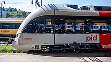 Nový motorový vlak RegioFox s motory Rolls-Royce na trati Beroun  Rakovník...