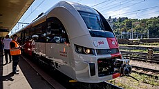 Nový motorový vlak RegioFox s motory Rolls-Royce na nádra�í Praha-Smíchov (15....