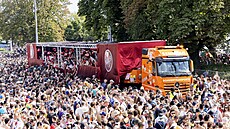 Street Parade se letos v Curychu koná po ticáté. Pestávku mla akce pouze v...