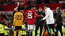 Trenér Wolverhamptonu Gary O�Neil (uprost�ed) dostává od hlavního rozhod�ího...