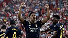 Jude Bellingham (uprost�ed) z Realu Madrid slaví gól do sít� Almerie.