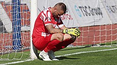 Branká� Pavol Bajza z Hradce Králové po porá�ce v Ostrav�