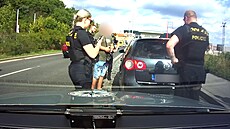 Z benzínky ujel bez placení, ale na úplatek pro policisty peníze m�l.