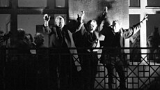 Tv�r�í duo Jaroslav Uhlí� a Zden�k Sv�rák mají ve zp�vníku EU hned dv� písn�.