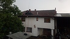 Královéhradetí hasii zasahovali v Trávníku na Hradecku pokodil vítr stechu...