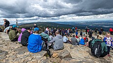 Turisté posedávají na vrcholu Snky. Správa Krkonoského národního parku tam...