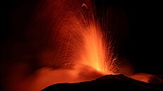 Italská sopka Etna se opt probudila. Erupce a sopený popel komplikují...