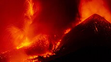 Italská sopka Etna se opět probudila. Erupce a sopečný popel komplikují...