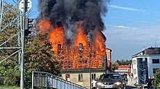Hasiči bojovali s požárem domu v Plzni na Roudné. Dva z nich se zranili.