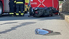 Nehoda motorkáře a osobního auta v Plzeňské ulici (17. srpna 2023)
