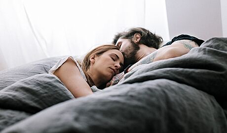Spojené nádoby. Kvalitní spánek peje i kvalitnímu sexu.