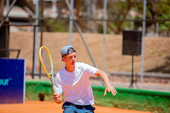 Liberecký tenista Joná Kuera na turnaji ve Rwand.