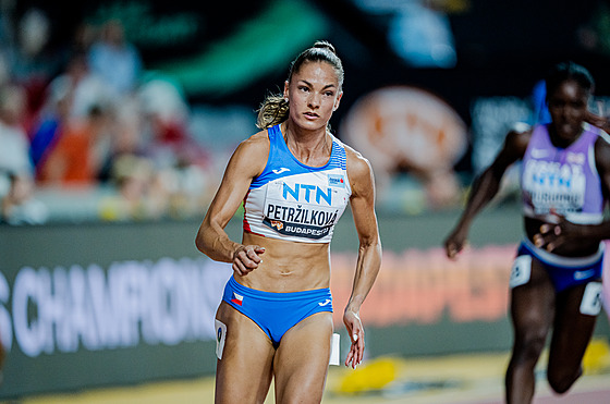 Tereza Petrilková bojuje v semifinálovém bhu na 400 metr na MS v Budapeti.