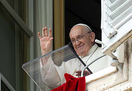 Pape Frantiek vede modlitbu ze svého okna ve Vatikánu. (27. srpna 2023)