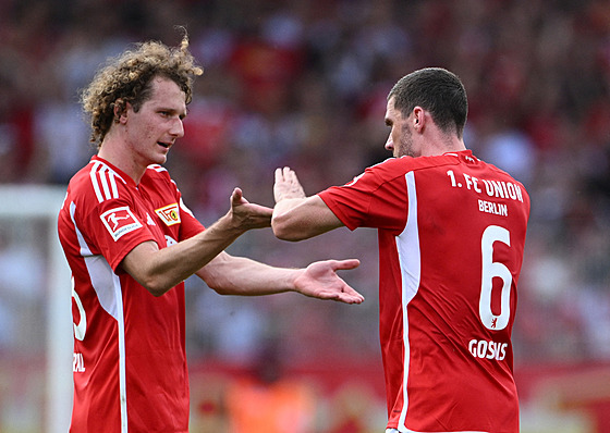 Zálo�ník Alex Král (vlevo) a Robin Gosens z Unionu Berlín se radují z gólu...
