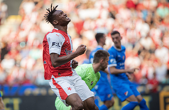 Slávistický úto�ník Muhamed Tijani po zahozené �anci v utkání proti Baníku...