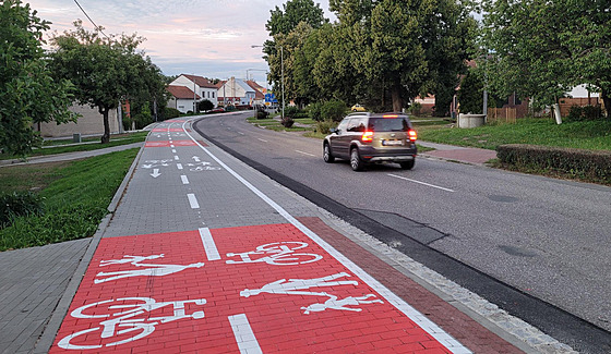 Nová cyklostezka pomohla spojit centrum Slaviína s místní ástí Hrádek.