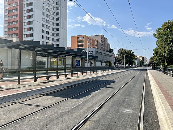 Mezi ulicí 30. dubna a Valchaská je nov tzv. pevná jízdní dráha