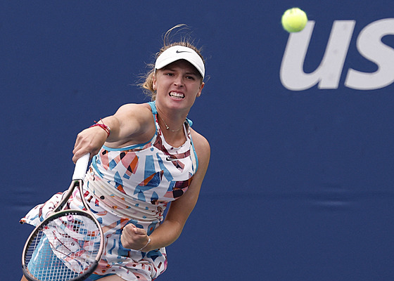 eská tenistka Linda Fruhvirtová podává v prvním kole US Open.