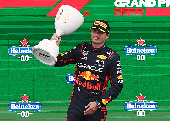 Max Verstappen s trofejí pro vítze Velké ceny Nizozemska
