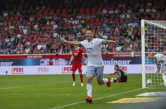 Obránce Hoffenheimu Pavel Kadeábek slaví gól v utkání s Heidenheimem
